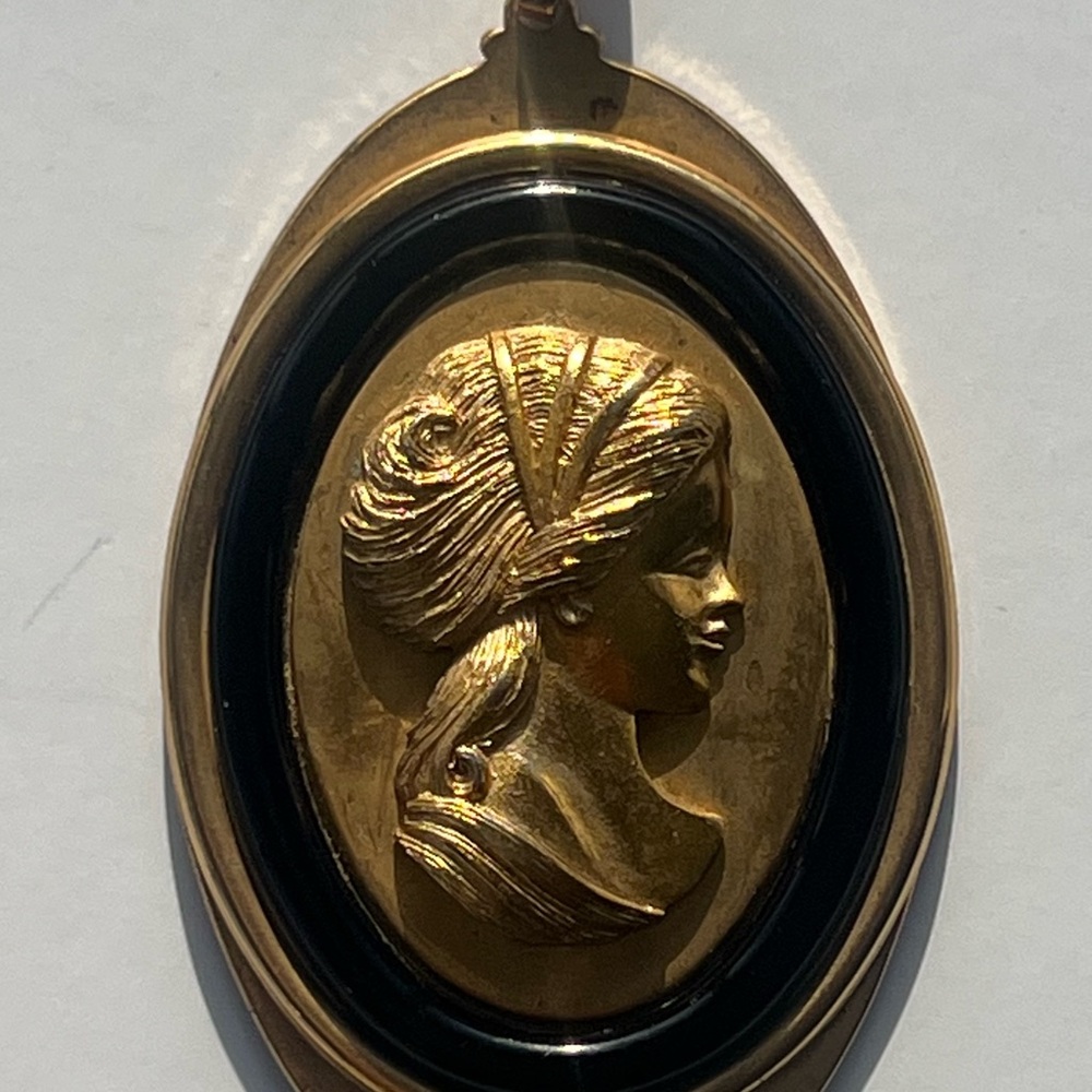 Vintage Avon Cameo Pendant Gold Tone Black Oval Necklace Charm